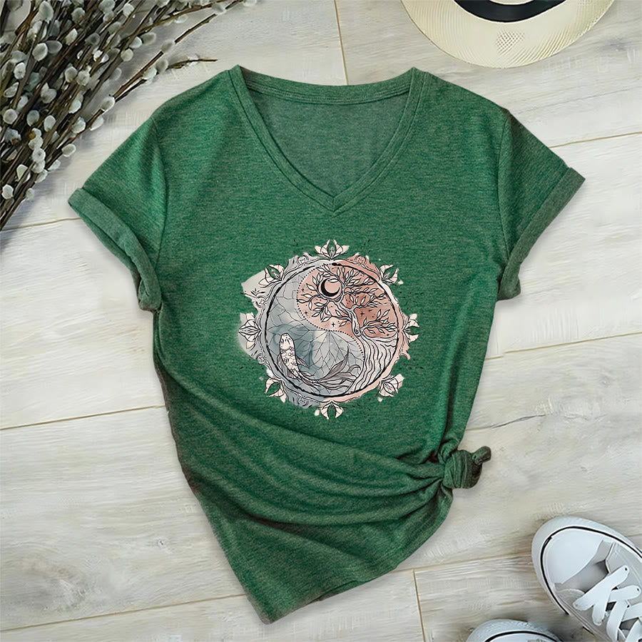 T-shirt à col en V Olivenorma avec motif Yin Yang complexe représentant un arbre et des carpes koï - image 23