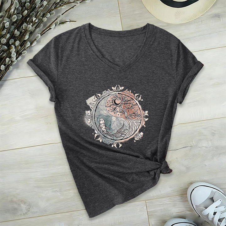 T-shirt à col en V Olivenorma avec motif Yin Yang complexe représentant un arbre et des carpes koï - image 17