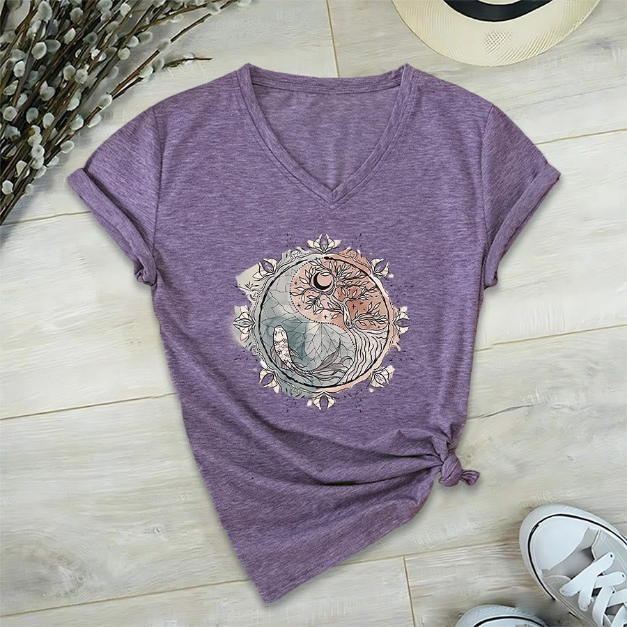 T-shirt à col en V Olivenorma avec motif Yin Yang complexe représentant un arbre et des carpes koï - image 38