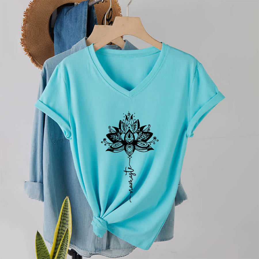 T-shirt à col en V Olivenorma avec motif mandala de lotus complexe et design Namaste - image 10