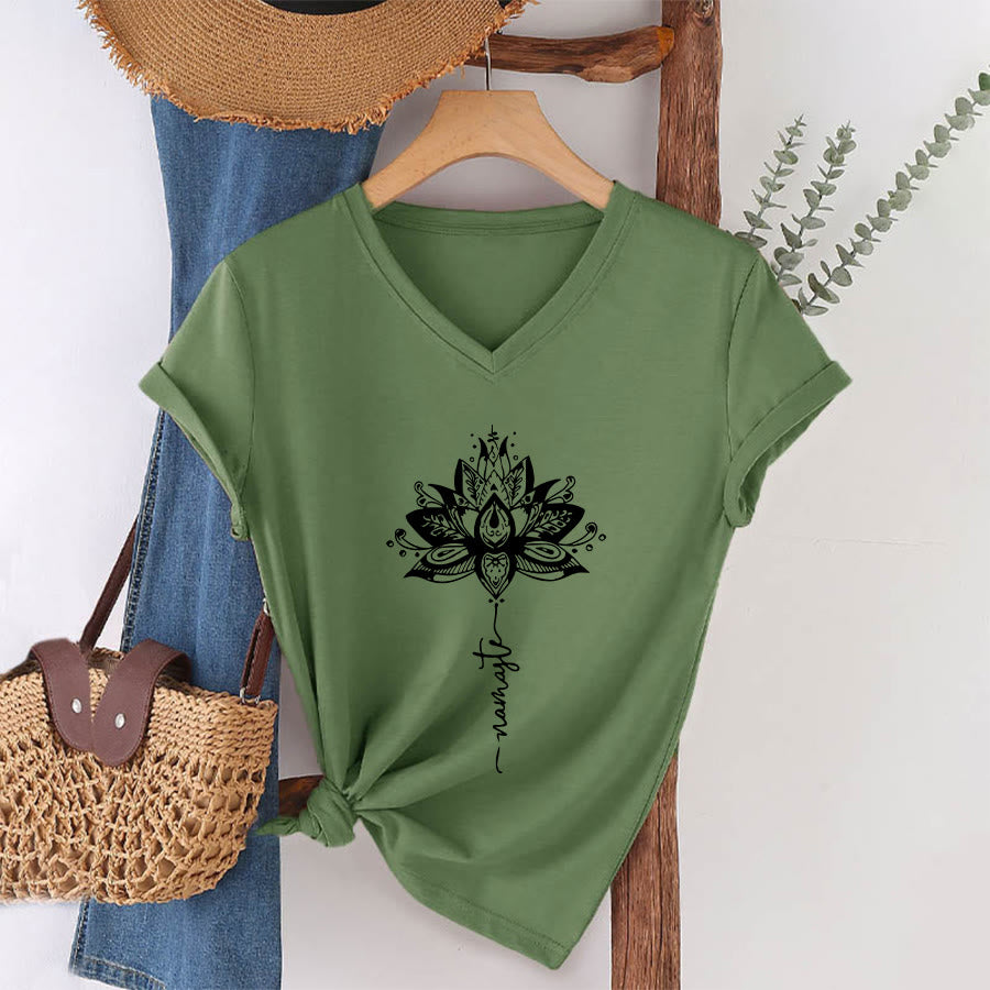 T-shirt à col en V Olivenorma avec motif mandala de lotus complexe et design Namaste - image 25