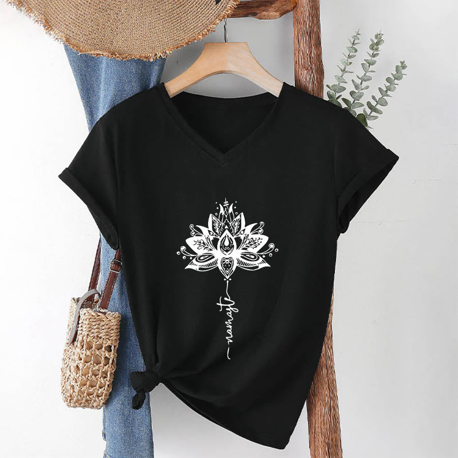 T-shirt à col en V Olivenorma avec motif mandala de lotus complexe et design Namaste - image 13