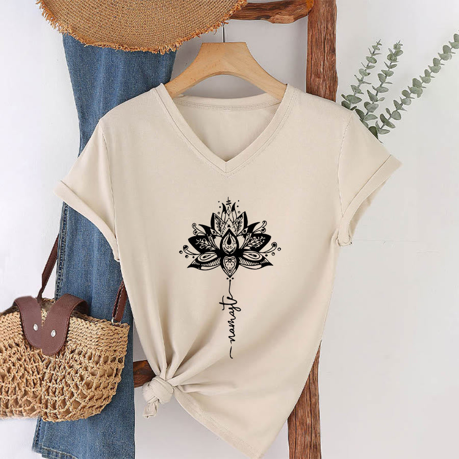 T-shirt à col en V Olivenorma avec motif mandala de lotus complexe et design Namaste - image 4