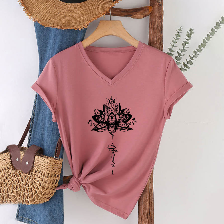 T-shirt à col en V Olivenorma avec motif mandala de lotus complexe et design Namaste - image 7