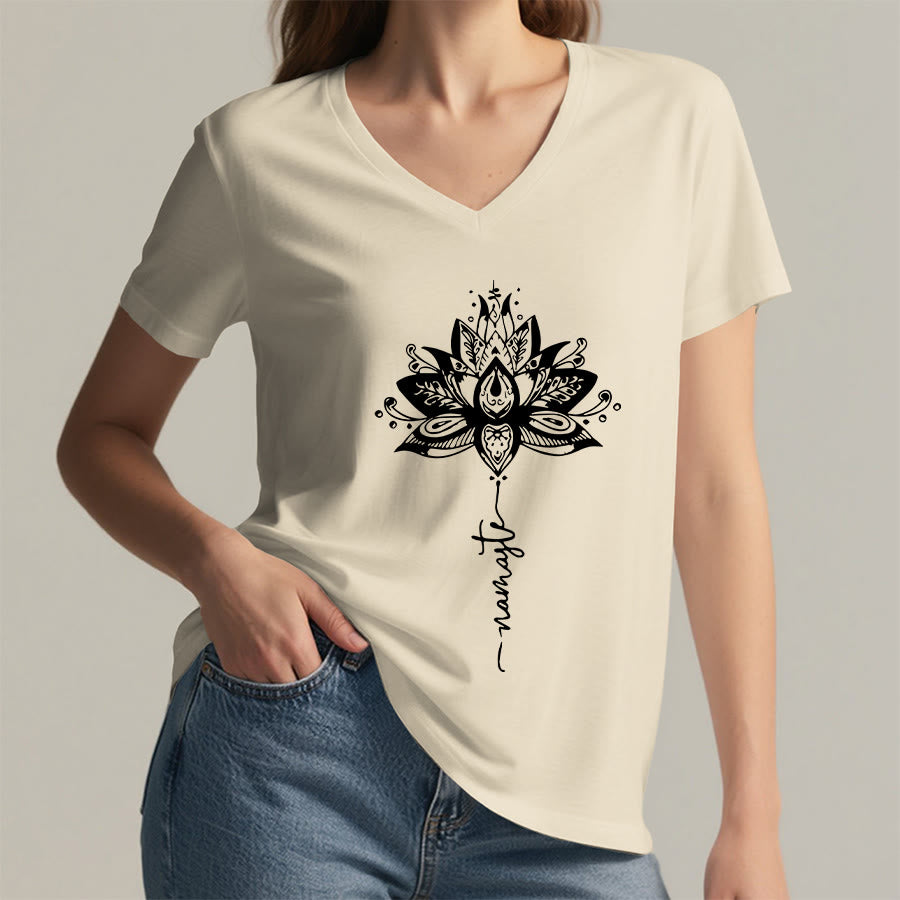 T-shirt à col en V Olivenorma avec motif mandala de lotus complexe et design Namaste - image 5