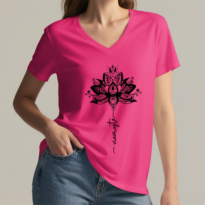 T-shirt à col en V Olivenorma avec motif mandala de lotus complexe et design Namaste - image 35