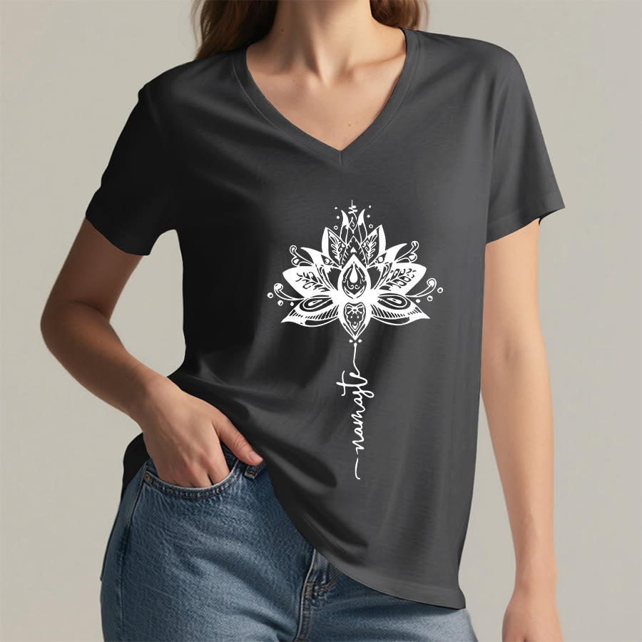 T-shirt à col en V Olivenorma avec motif mandala de lotus complexe et design Namaste - image 2