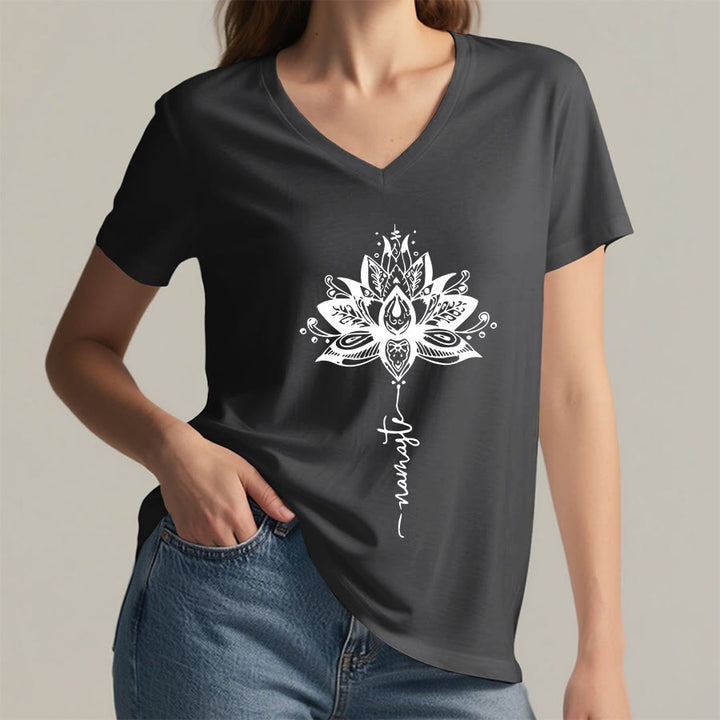 T-shirt à col en V Olivenorma avec motif mandala de lotus complexe et design Namaste - image 2