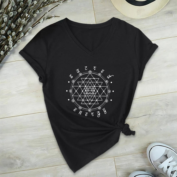 T-shirt à col en V Olivenorma « Énergie sacrée » avec motif géométrique sacré - Noir - 2XL - image 12