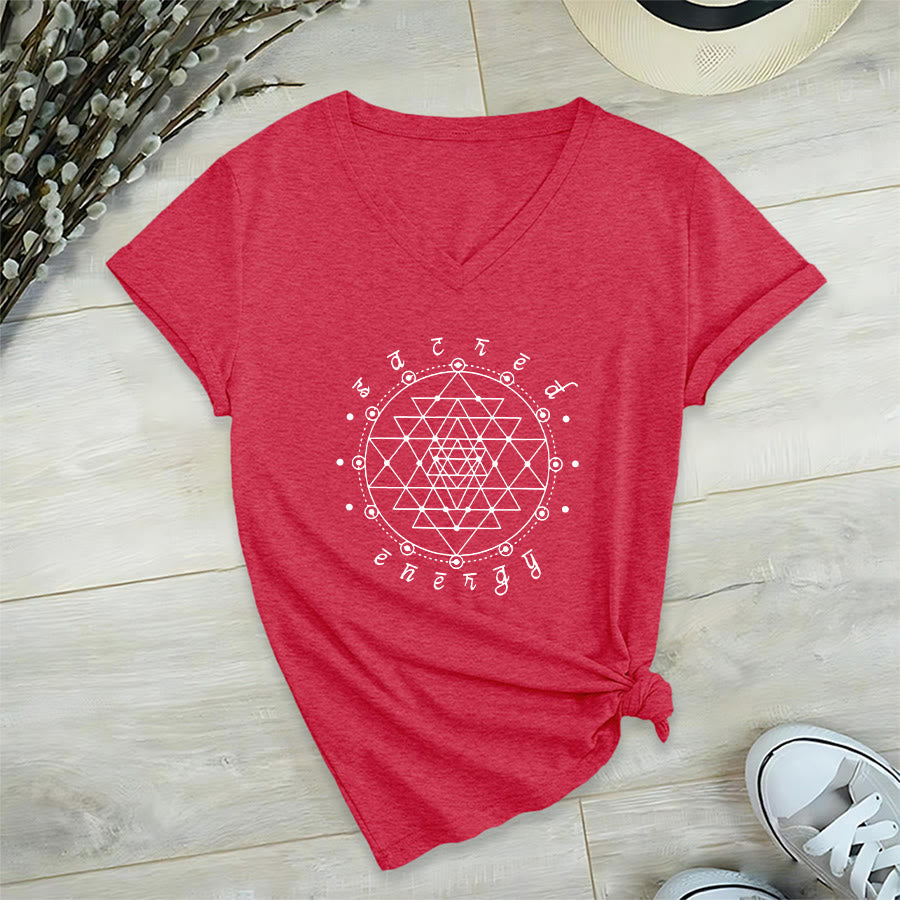 T-shirt à col en V Olivenorma « Énergie sacrée » avec motif géométrique sacré - Rouge - 2XL - image 27