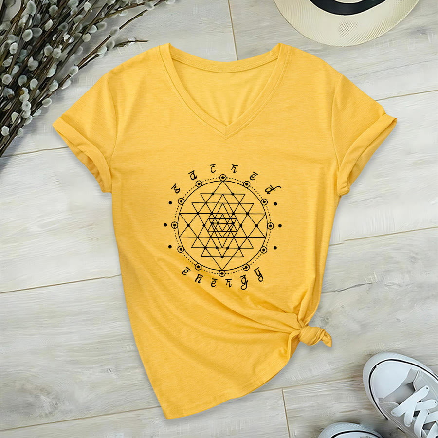 T-shirt à col en V Olivenorma « Énergie sacrée » avec motif géométrique sacré - Jaune - 2XL - image 30