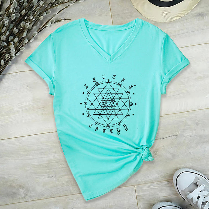T-shirt à col en V Olivenorma « Énergie sacrée » avec motif géométrique sacré - Lac Bleu - 2XL - image 9