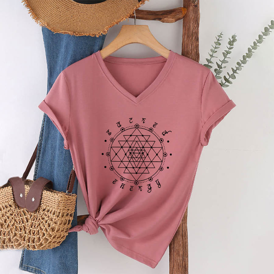 T-shirt à col en V Olivenorma « Énergie sacrée » avec motif géométrique sacré - image 7