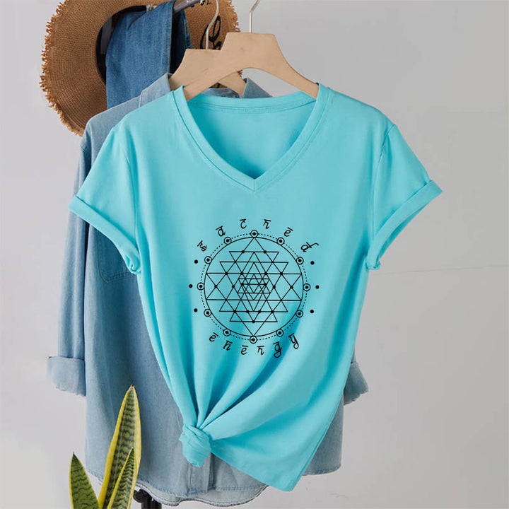 T-shirt à col en V Olivenorma « Énergie sacrée » avec motif géométrique sacré - image 10