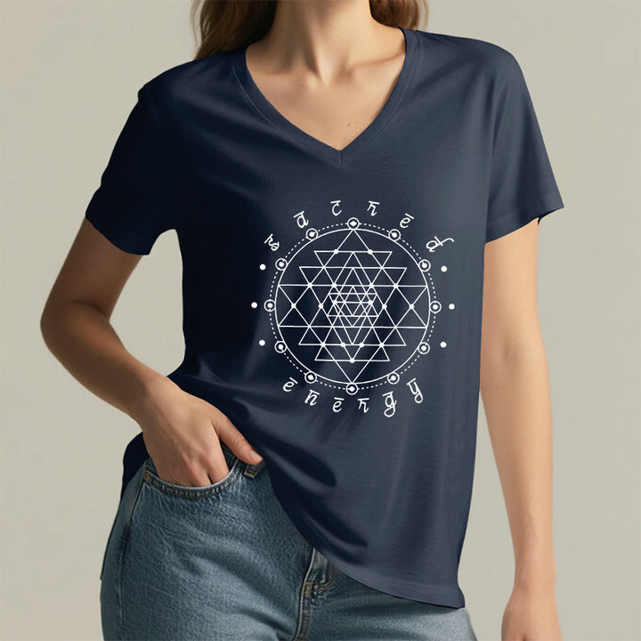 T-shirt à col en V Olivenorma « Énergie sacrée » avec motif géométrique sacré - image 20