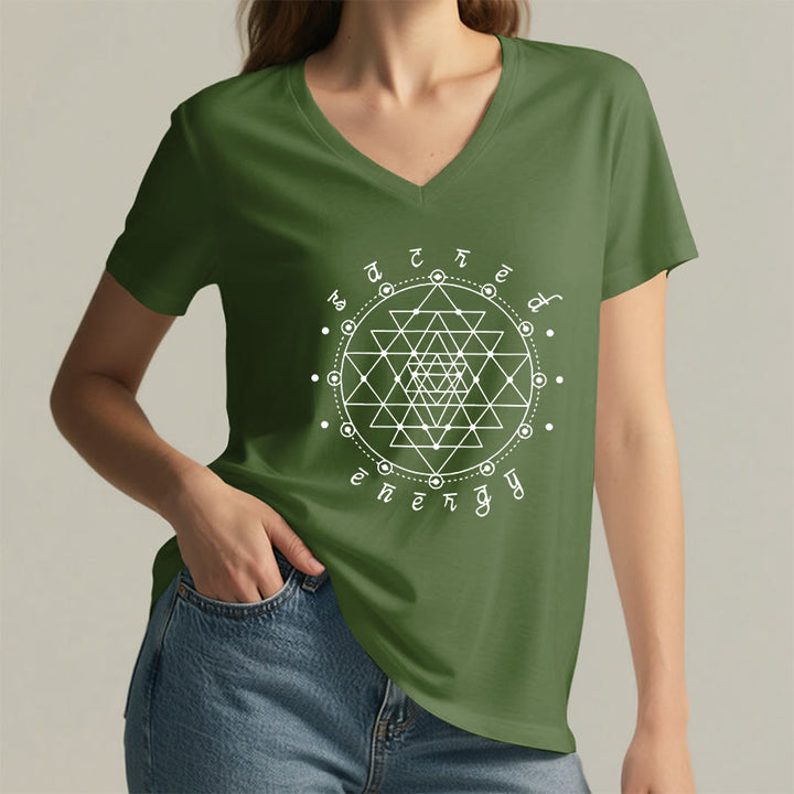 T-shirt à col en V Olivenorma « Énergie sacrée » avec motif géométrique sacré - image 26