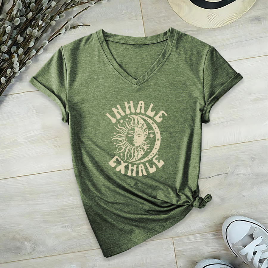 T-shirt Olivenorma Boho Soleil Lune « Inspirer Expirer » à col en V - Vert olive - 2XL - image 0