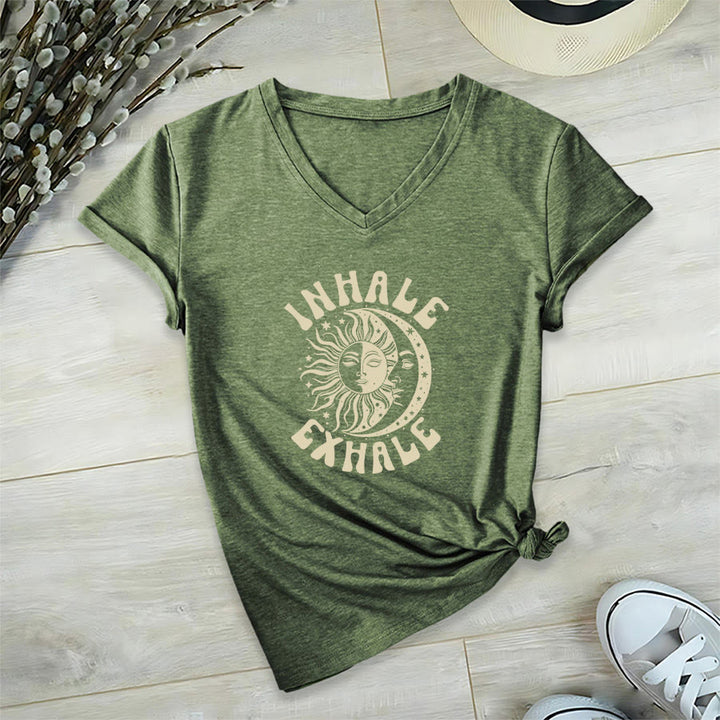 T-shirt Olivenorma Boho Soleil Lune « Inspirer Expirer » à col en V - Vert olive - 2XL - image 0