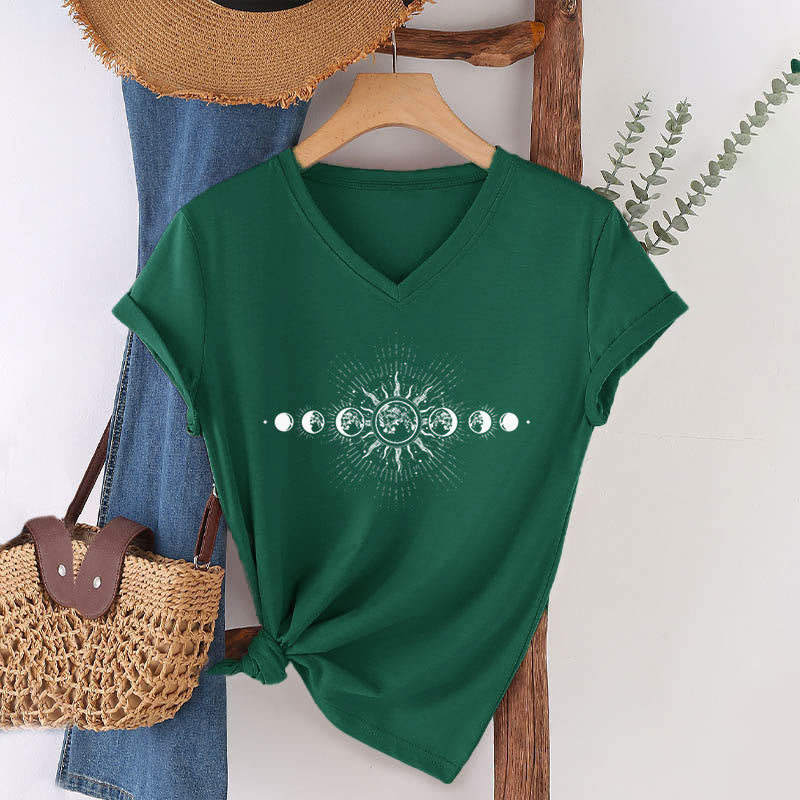 T-shirt Olivenorma Boho à col en V pour femme, motif céleste soleil et lune - image 25