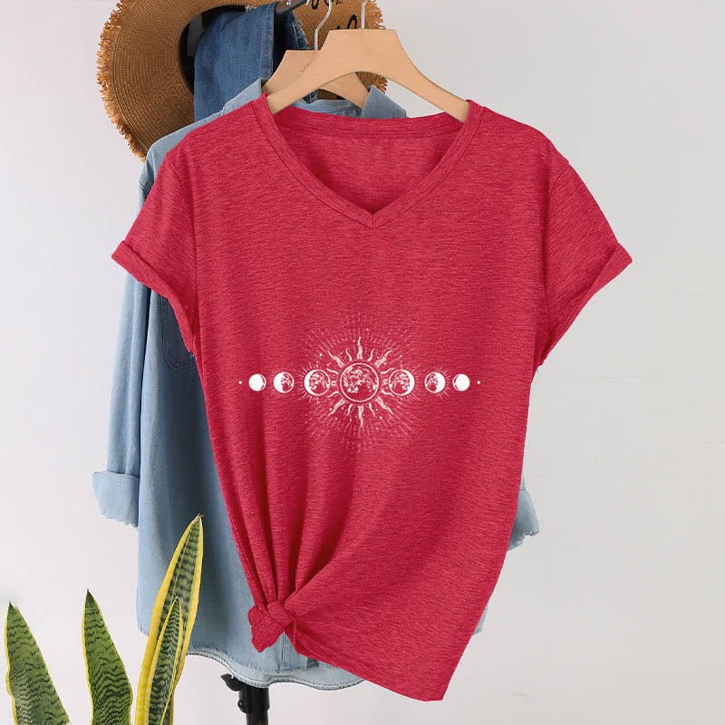 T-shirt Olivenorma Boho à col en V pour femme, motif céleste soleil et lune - image 28
