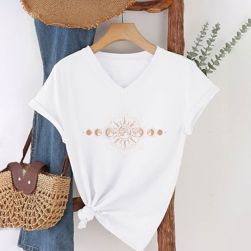 T-shirt Olivenorma Boho à col en V pour femme, motif céleste soleil et lune - image 19