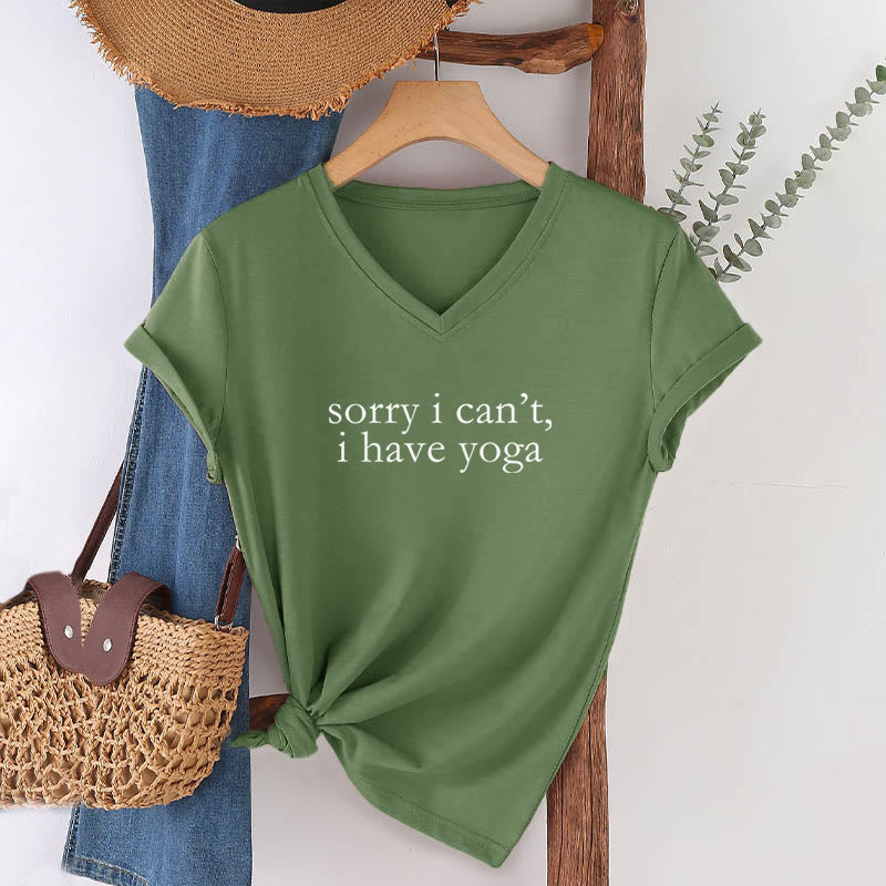 T-shirt à col en V pour femme Olivenorma « Désolée, je ne peux pas, j'ai du yoga » avec slogan humoristique - image 1