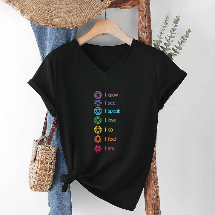T-shirt à col en V pour femme Olivenorma avec symbole arc-en-ciel vertical et affirmation des 7 chakras - image 1