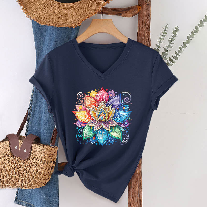 T-shirt Olivenorma à col en V pour femme, motif mandala lotus arc-en-ciel vibrant, style bohème - Bleu marine - 2XL - image 24