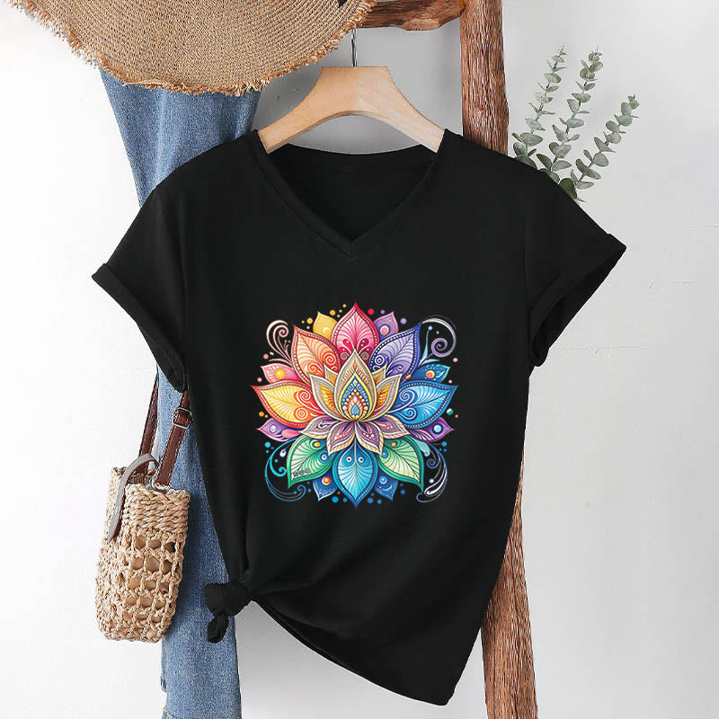 T-shirt Olivenorma à col en V pour femme, motif mandala lotus arc-en-ciel vibrant, style bohème - Noir - 2XL - image 15