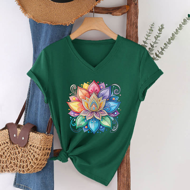 T-shirt Olivenorma à col en V pour femme, motif mandala lotus arc-en-ciel vibrant, style bohème - Vert foncé - 2XL - image 27