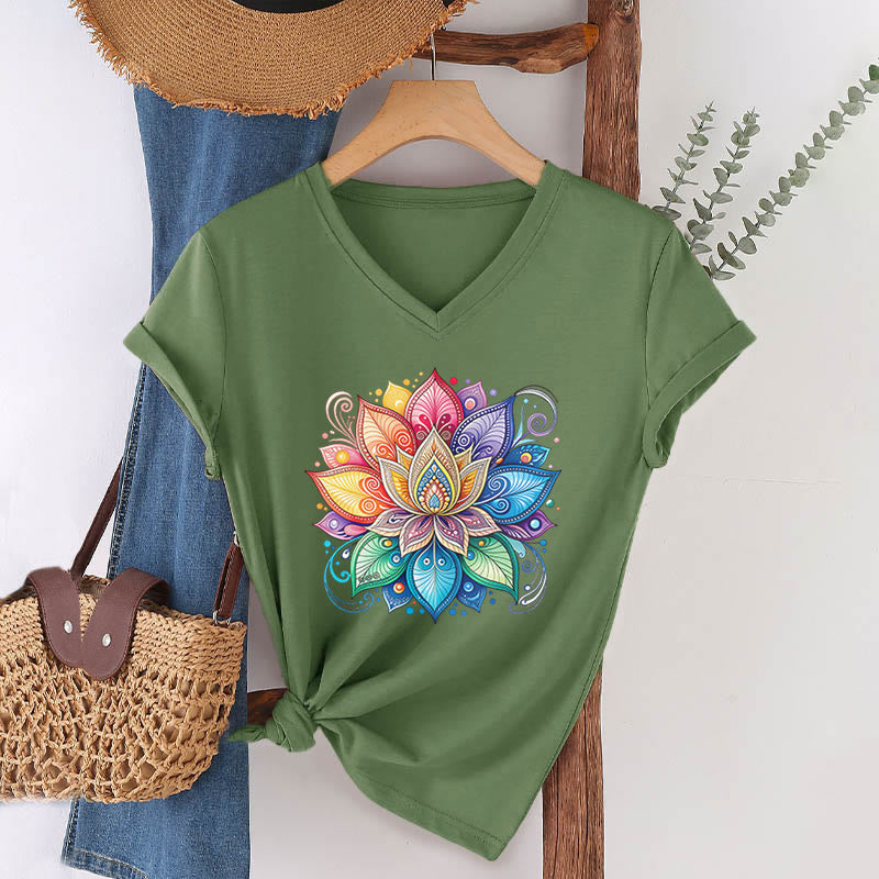 T-shirt Olivenorma à col en V pour femme, motif mandala lotus arc-en-ciel vibrant, style bohème - Vert olive - 2XL - image 3