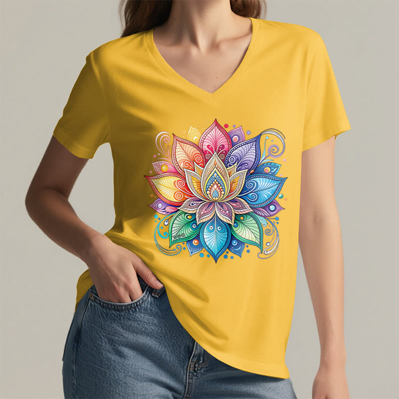 T-shirt Olivenorma à col en V pour femme, motif mandala lotus arc-en-ciel vibrant, style bohème - image 2