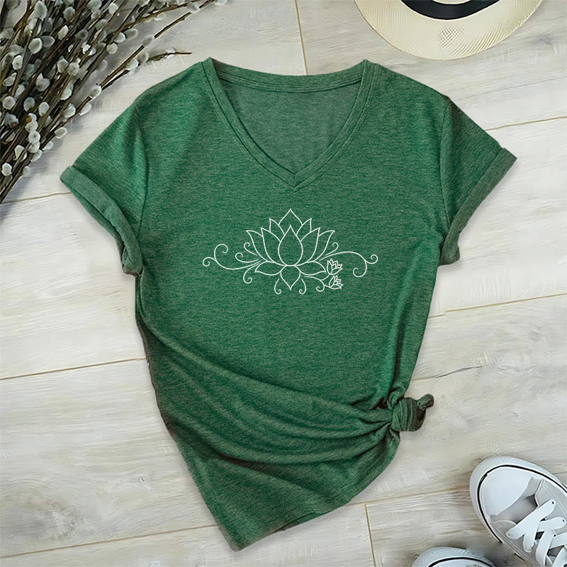 T-shirt Olivenorma à col en V pour femme, motif bohème, lignes blanches et lotus. - image 1