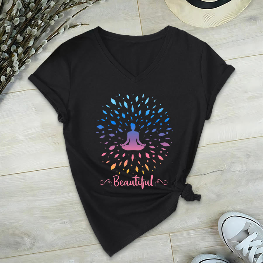 T-shirt à col en V pour femme Olivenorma, motif mandala de méditation à feuilles dégradées et belle calligraphie - image 0