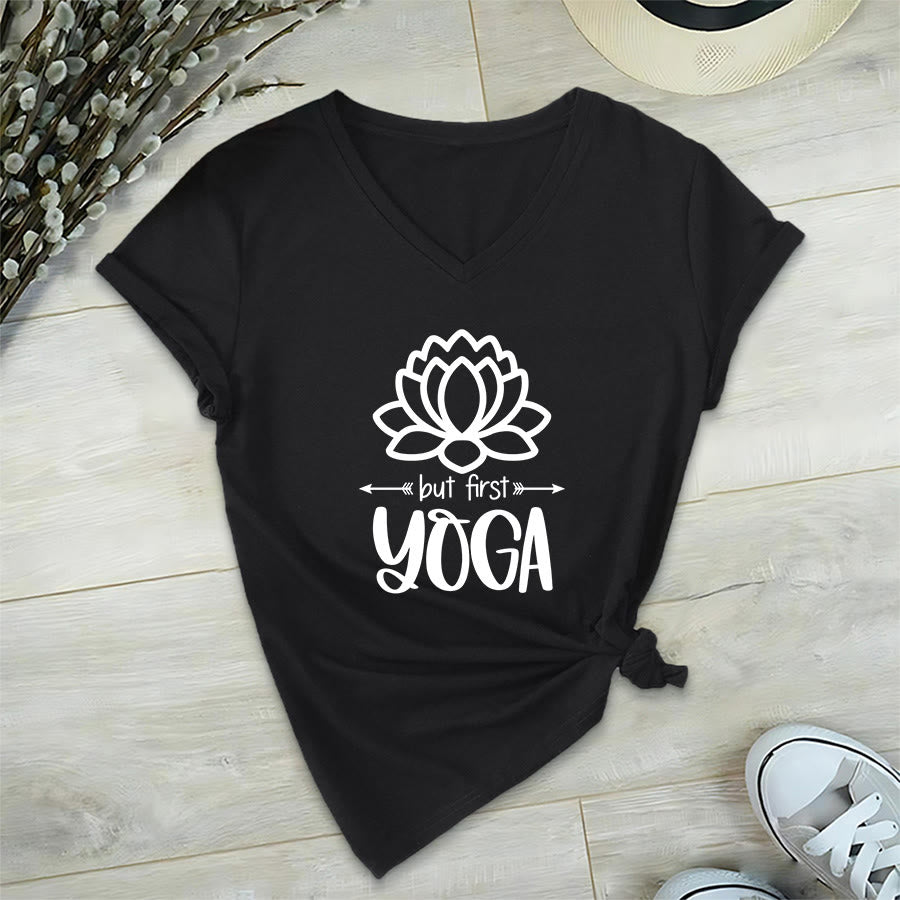 T-shirt Olivenorma But First Yoga à col en V pour femme, motif lotus et contour simple - image 18