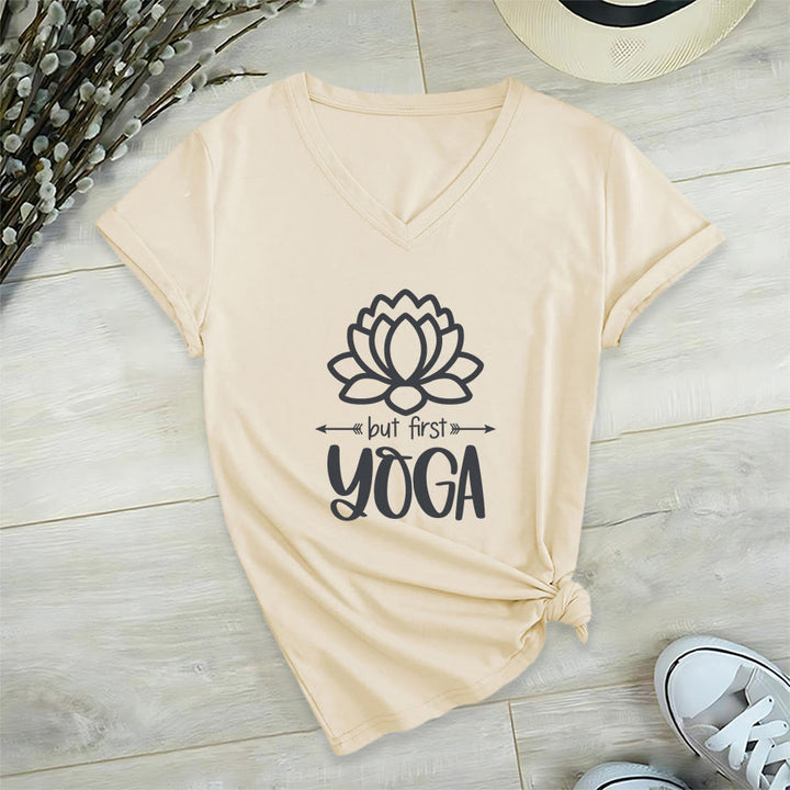 T-shirt Olivenorma But First Yoga à col en V pour femme, motif lotus et contour simple - image 9