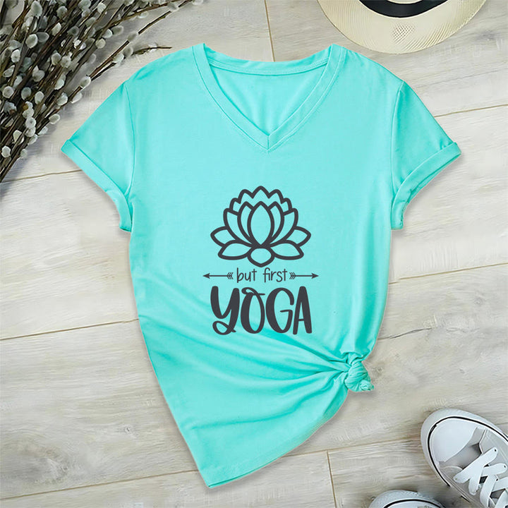 T-shirt Olivenorma But First Yoga à col en V pour femme, motif lotus et contour simple - image 15