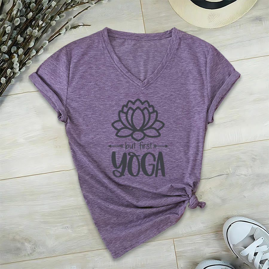 T-shirt Olivenorma But First Yoga à col en V pour femme, motif lotus et contour simple - image 36