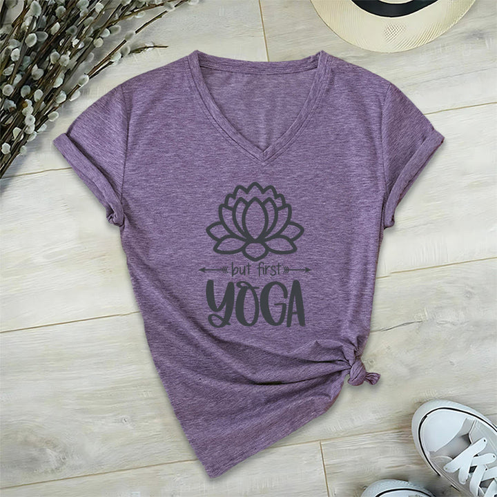 T-shirt Olivenorma But First Yoga à col en V pour femme, motif lotus et contour simple - image 36