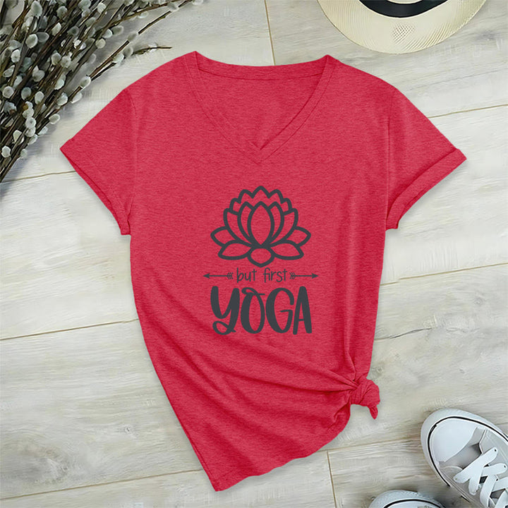 T-shirt Olivenorma But First Yoga à col en V pour femme, motif lotus et contour simple - image 27