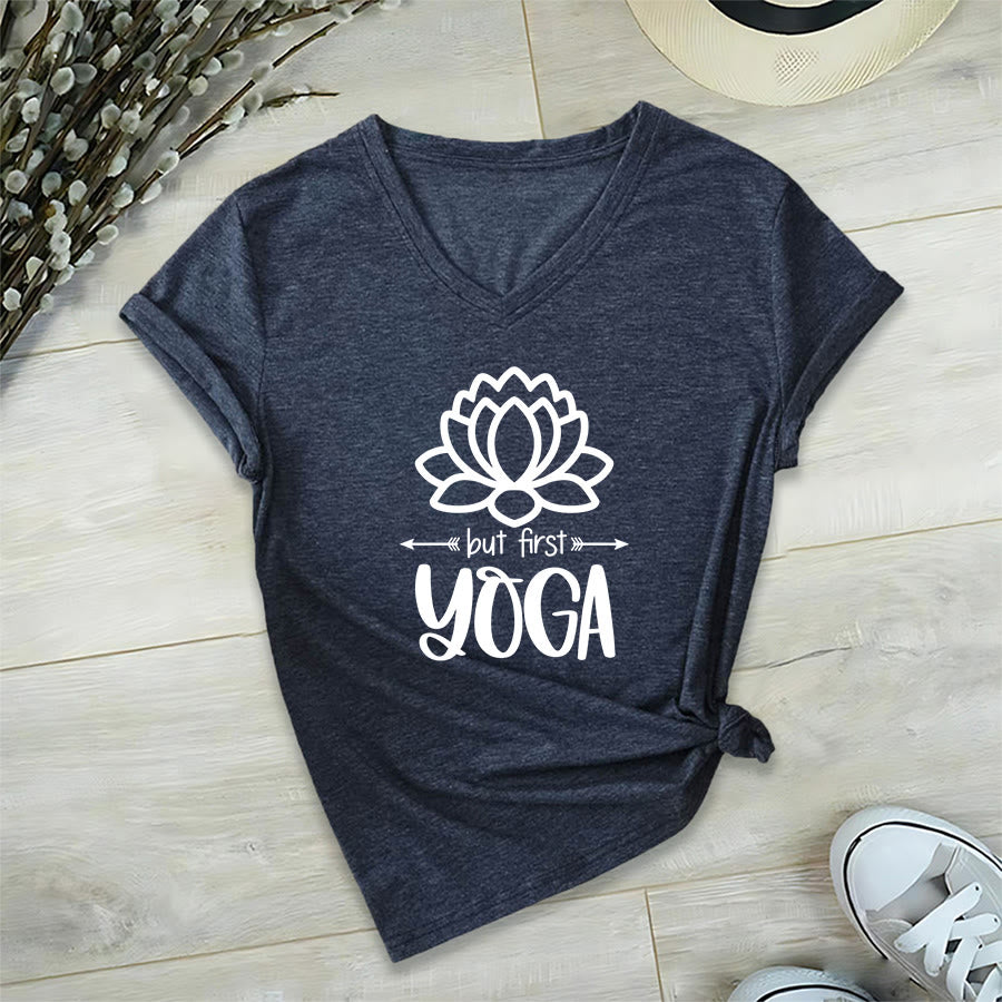 T-shirt Olivenorma But First Yoga à col en V pour femme, motif lotus et contour simple - image 24