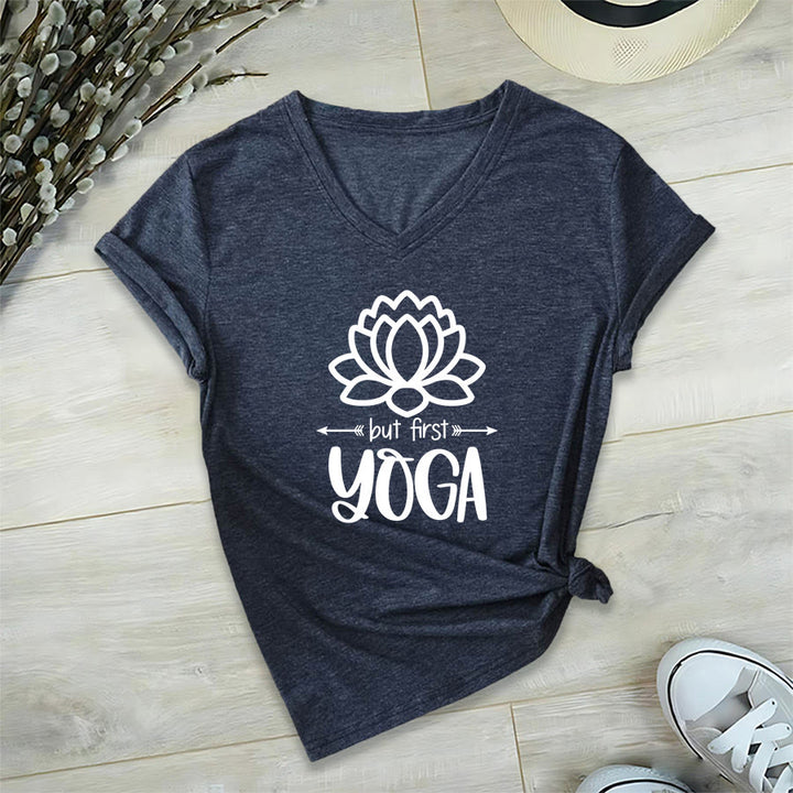 T-shirt Olivenorma But First Yoga à col en V pour femme, motif lotus et contour simple - image 24
