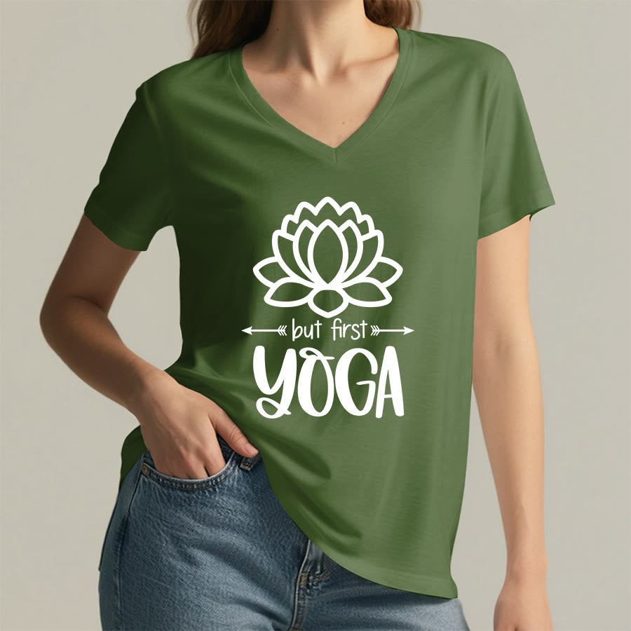 T-shirt Olivenorma But First Yoga à col en V pour femme, motif lotus et contour simple - image 2