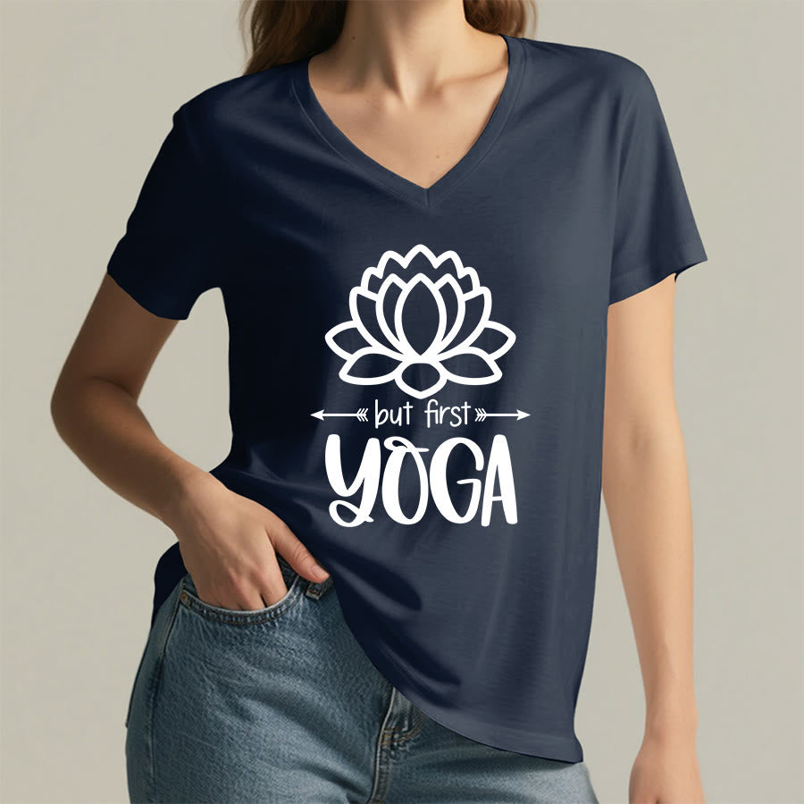 T-shirt Olivenorma But First Yoga à col en V pour femme, motif lotus et contour simple - image 26