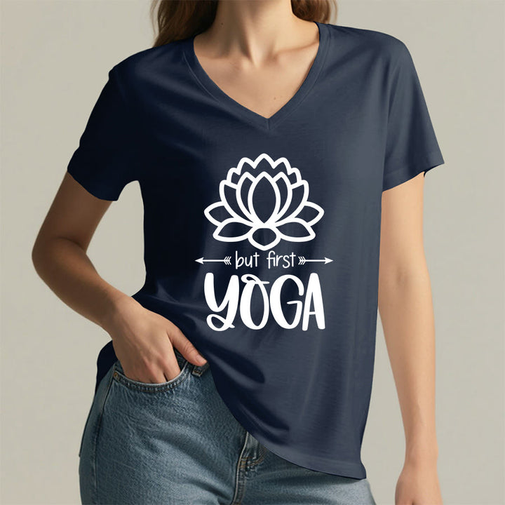 T-shirt Olivenorma But First Yoga à col en V pour femme, motif lotus et contour simple - image 26