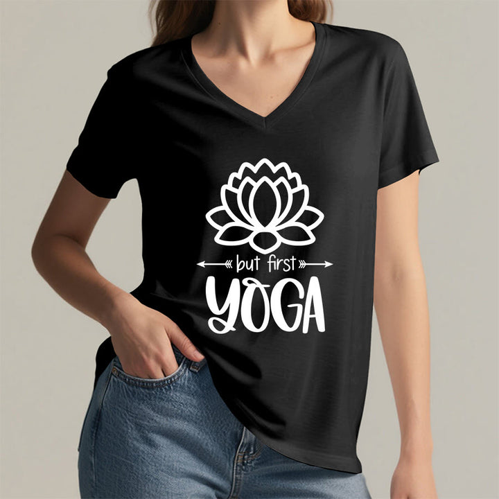 T-shirt Olivenorma But First Yoga à col en V pour femme, motif lotus et contour simple - image 20