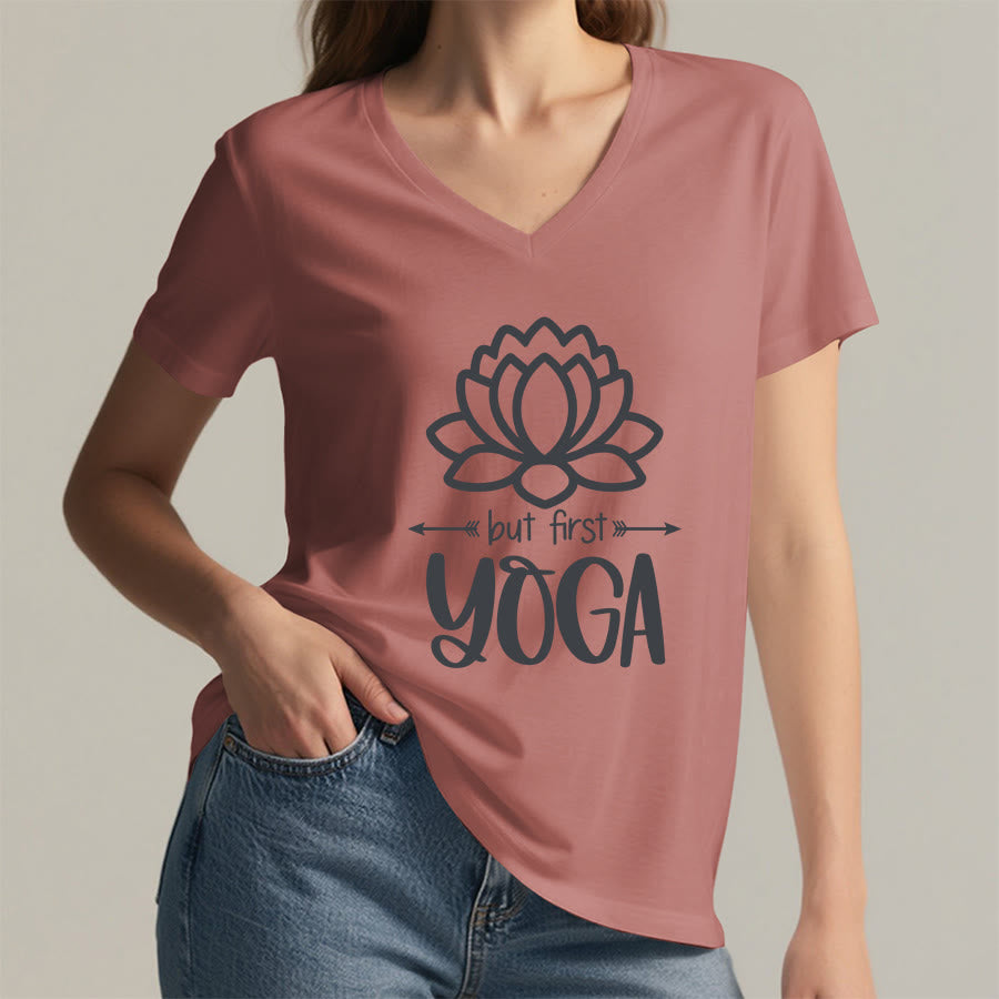 T-shirt Olivenorma But First Yoga à col en V pour femme, motif lotus et contour simple - image 14