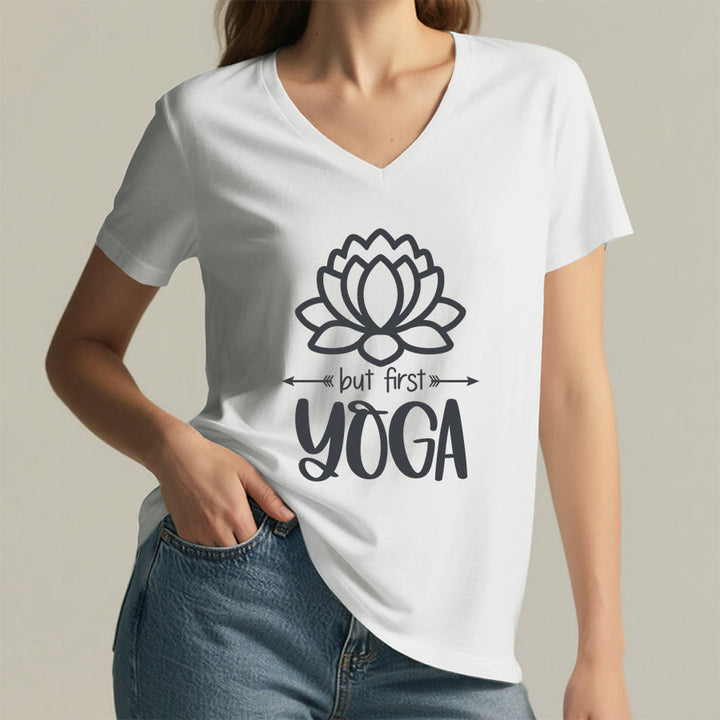 T-shirt Olivenorma But First Yoga à col en V pour femme, motif lotus et contour simple - image 5