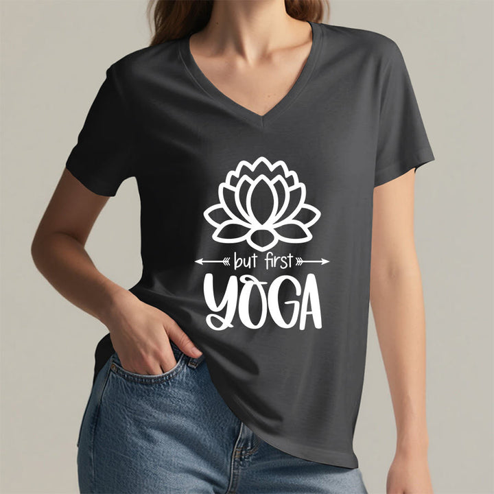 T-shirt Olivenorma But First Yoga à col en V pour femme, motif lotus et contour simple - image 23