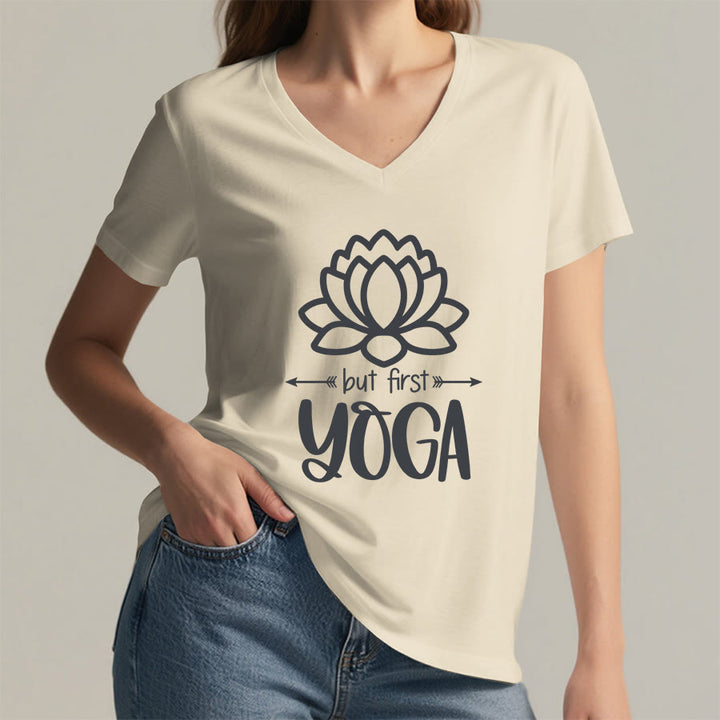 T-shirt Olivenorma But First Yoga à col en V pour femme, motif lotus et contour simple - image 11
